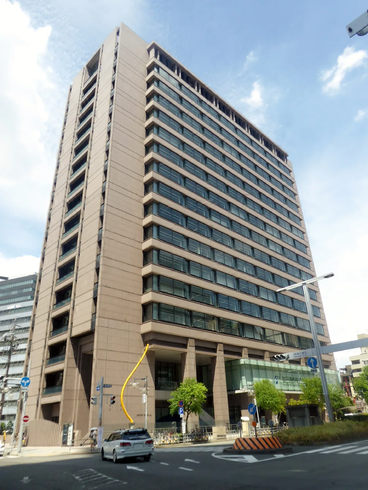 オフィスビルの外観と周辺の街並み(豊田通商)